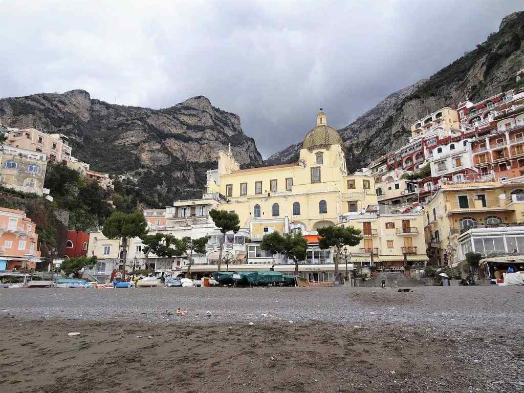 Satele de pe Coasta Amalfitană