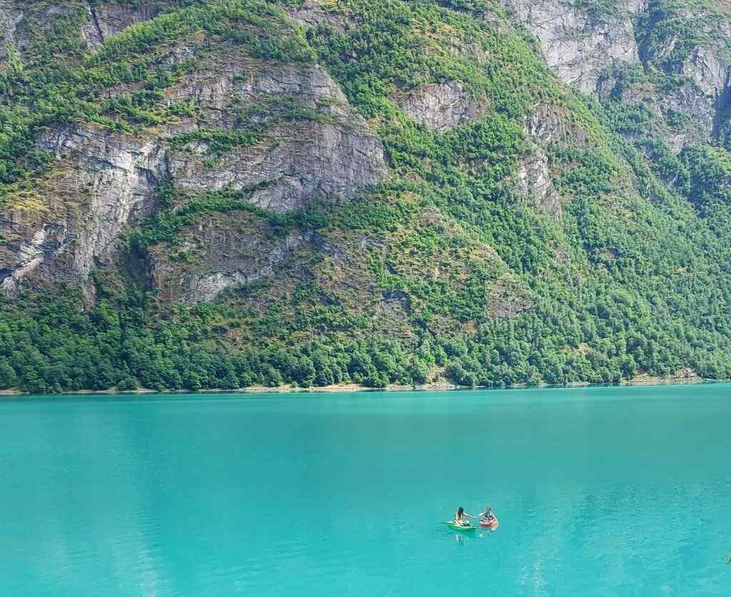 Satele izolate si povestile lacurilor din inima Norvegiei