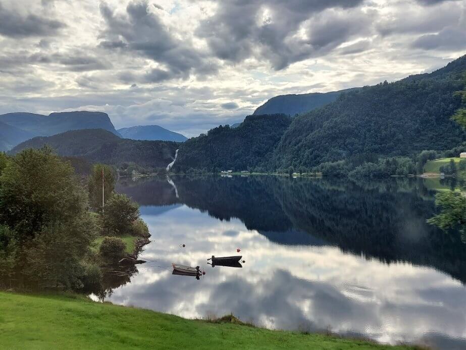 Satele izolate si povestile lacurilor din inima Norvegiei