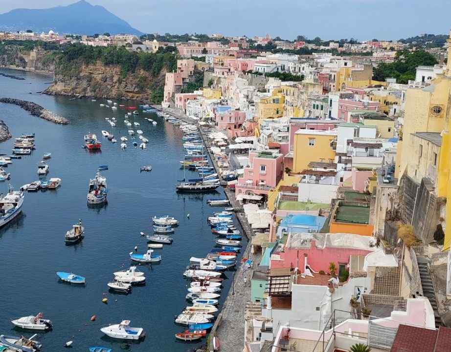 Insula Procida,o comoara colorata a golfului Napoli
